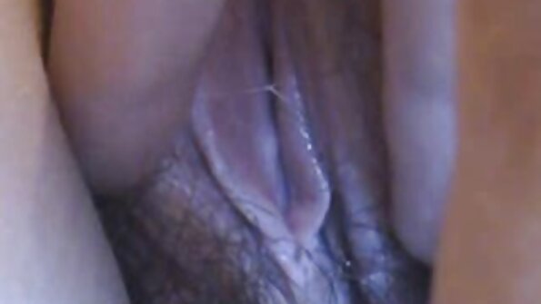 Egy szőke és egy barna szórakozik házi sex videó egy kanos csávóval hármasban