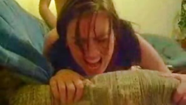Egy lány az oldalán áll a masszázsasztalon, és házi pornó videók behatol
