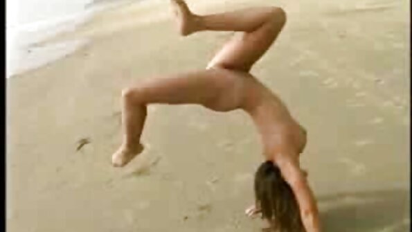Bikini lány egy nyírt bokor impales porno házi neki punci egy kakas