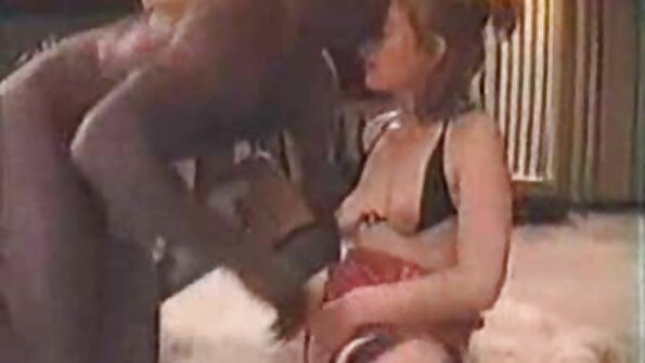 Pár dögös hölgy szexi dolgokat csinál a kanapén egy férfival amatőr házi sex videó